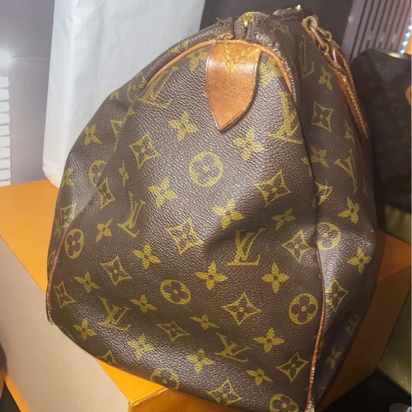 Authentic Louis Vuitton Monogram Speedy 40 - Picture 4 of 12